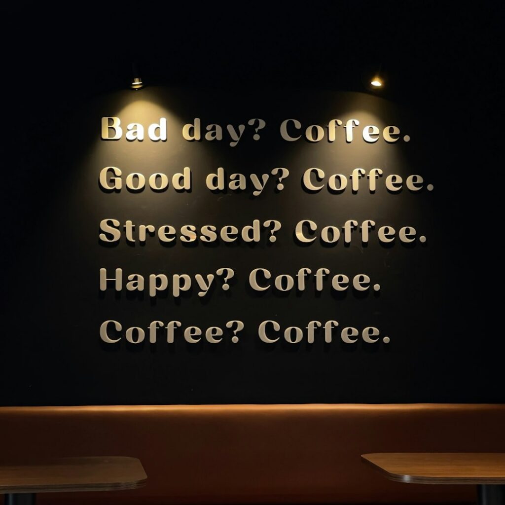 Kahvila Hetken seinätaideteos, jossa lukee 
Bad day? Coffee.
Good day? Coffee. Stressed? Coffee. Happy? Coffee. 
Coffee? Coffee.